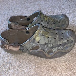 Men’s camo crocs size 8
